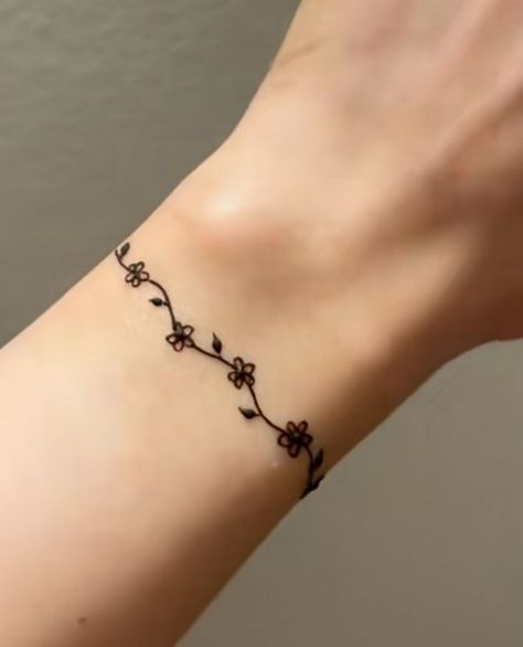 Mehendi On Wrist, Henna Tattoo Designs Bracelet, Bracelet Design Mehendi, Henna On Wrist Simple, Henna On Ankle Simple, Simple Inai Design, Aesthetic Henna Tattoo Designs, Bracelet Design Mehndi, Arm Mehandi Designs