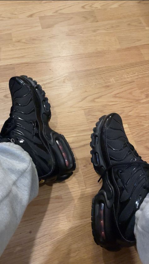 Nike Tn Shoes, Zapatillas Nike Air Max, Zapatillas Nike Air, Pretty Sneakers, Nike Tn, Trendy Shoes Sneakers, Nike Fashion Shoes, Black Nike Shoes, Pretty Shoes Sneakers