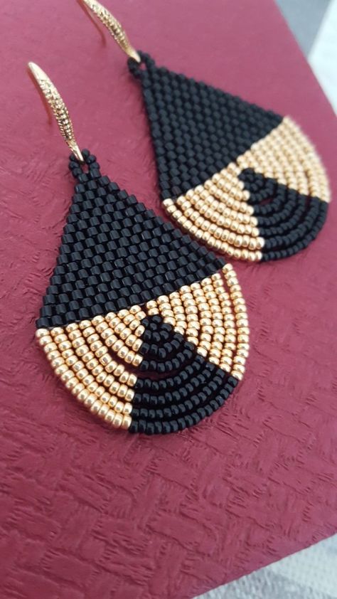 Brick Stitch For Beginners, Seed Bead Teardrop Earrings Tutorial, Beaded Earing Diy Free Pattern, Modern Seed Bead Earrings, Witchy Beaded Earrings, Seed Bead Earrings Diy Free Pattern, Brick Stitch Earrings Pattern Ideas, Miyuki Earrings Pattern, Seed Bead Earrings Patterns Free