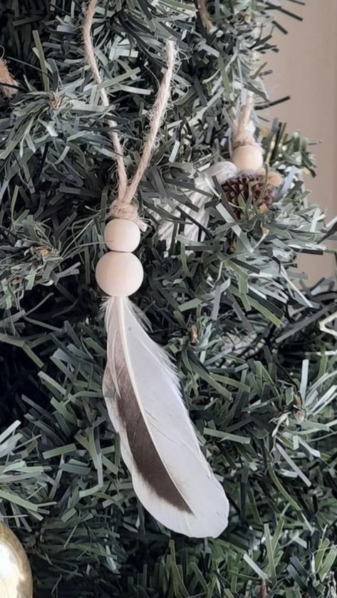 Diy Chicken Feather Crafts, Christmas Feather Decorations, Diy Feather Ornaments, Feather Ornaments Diy, Feather Decoration Ideas, Things To Make With Chicken, Masculine Christmas Tree, Feather Christmas Ornaments, Burrito Ideas