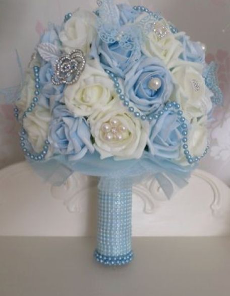 Light Blue Quince Ramo, Blue Quinceanera Flowers, Quince Cakes Light Blue, Cinderella Wedding Bouquet, Blue Quince Aesthetic, Cinderella Flower Bouquet, Light Blue Quince Bouquet, Cinderella Theme Quinceanera Decorations, Quinceanera Bouquet Blue