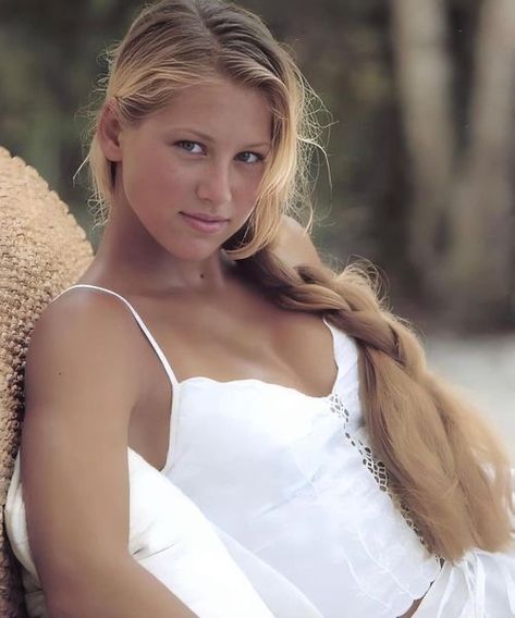 Vintage Photography Women, Anna Kournikova, Professional Tennis Players, Vintage Models, Strike A Pose, Tennis Players, Vintage Photography, Hair Looks, Style Guides