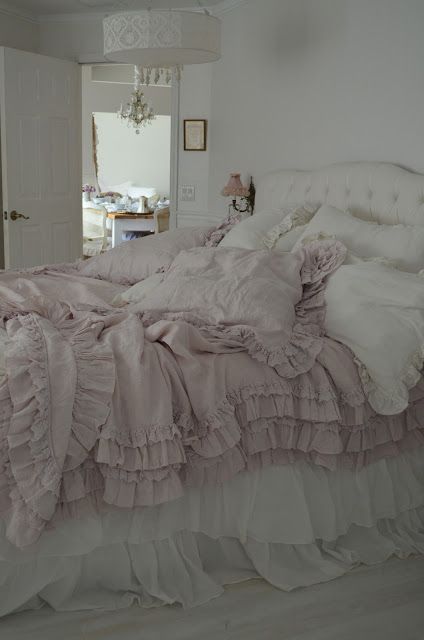 . Shabby Chic Bedrooms Decorating Ideas, Shabby Chic Decor Bedroom, Chic Bedroom Decor, Shabby Chic Living, Shabby Chic Room, Romantic Shabby Chic, Chic Bedding, Shabby Chic Living Room, Shabby Chic Interiors