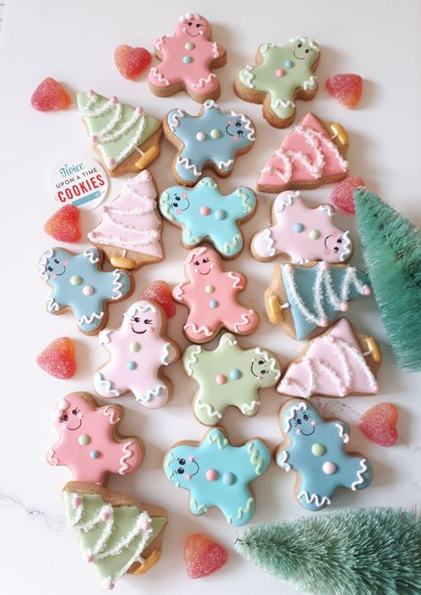 Pastel Gingerbread Man, Pastel Christmas Cookies Decorated, Danish Pastel Christmas, Pastel Christmas Cookies, Pastel Gingerbread Christmas Decor, Pastel Gingerbread, Pizza Business, Pastel Christmas Decor, Biscuit Decoration