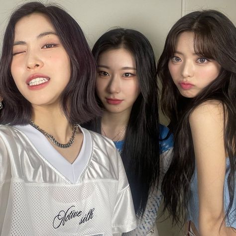 ◖ icon lq pics random itzy at kcon 2023 thailand shin ryujin lee chaeryeong shin yuna maknae line selca 2023 Ryujin And Chaeryeong, Ryujin Chaeryeong Yuna, Maknae Line, Lee Chaeryeong, Shin Yuna, Shin Ryujin, Pop Group, South Korean Girls, Girl Group