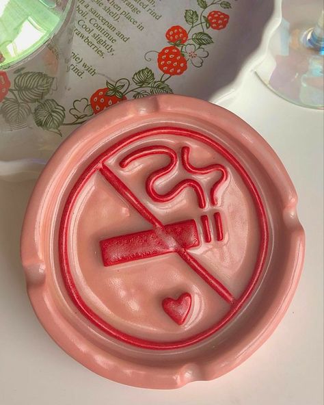 Ash Tray Clay, Ceramic Gift Ideas, Ashtray Pottery, Clay Idea, Girl Baddie, Ceramic Ashtray, Gelang Manik-manik, Idee Pasto, Sculpture Art Clay