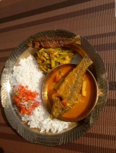 Assamese thali Assamese Thali, Indian Snacks, Tasty Bites, Random Photos, Tasty Food, Thai Red Curry, Comfort Food, Rice, Yummy Food