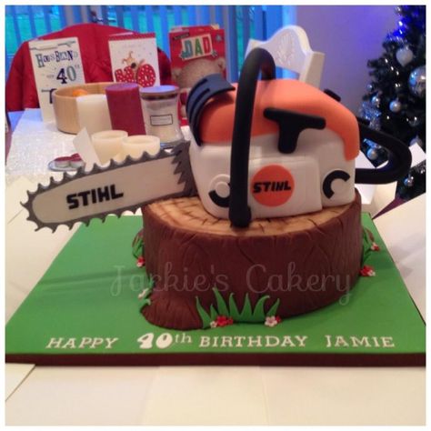 Tree stump & chainsaw - Cake by Jackie's Cakery Chainsaw Cake Ideas, Logging Truck Cake, Log Stump Cake, Stihl Chainsaw Tattoo, Chainsaw Cake, Tree Stump Birthday Cake, John Deere Party, Cupcake Inspiration, Dad Birthday Cakes