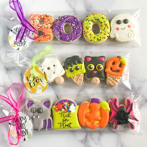 Cute Fall Cookies Decorated, Mini Halloween Cookies Decorated, Halloween Mini Cookies Decorated, Halloween Cookie Sets, Mini Decorated Cookies, Mini Halloween Cookies, Cute Sugar Cookies Designs, Decorated Cookies Halloween, Halloween Cookies Ideas