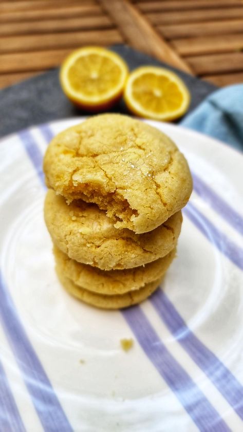 Delicious lemon and olive oil cookies Olive Oil Cookie Recipe, Honey Cookies Recipe, Oil Cookies, Olive Oil Cookies, Lemon Shortbread Cookies, Honey Cookies, Special Occasion Food, White Chocolate Cookies, Greek Desserts