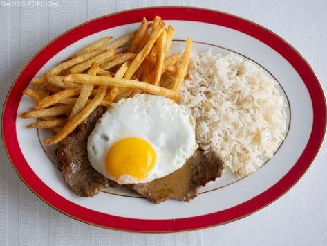 Bitoque de Vaca - Portuguese Style Steak with Egg Portuguese Style, Rump Steak, Crushed Garlic, Chilli Flakes, Portuguese Recipes, Chili Flakes, Easy Salads, White Rice, Fried Egg