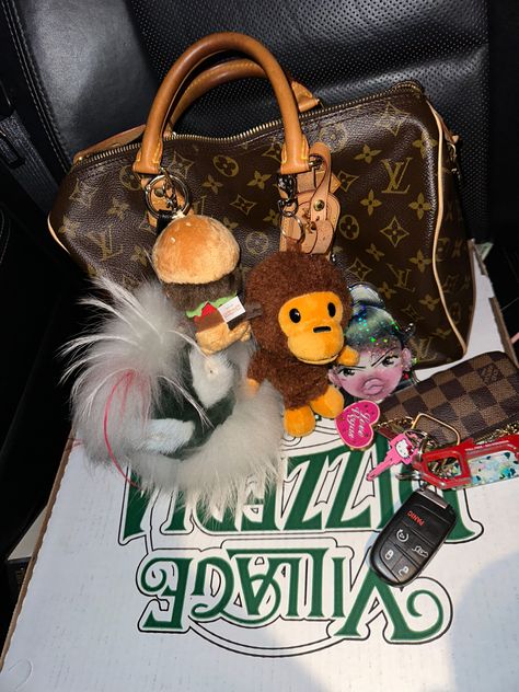 Speedy Outfit Louis Vuitton, Bags With Charms Aesthetic, Lv Purse Aesthetic, Lv Handbags Aesthetic, Bag Charms Aesthetic, Lv Charms Bag, Louis Vuitton Outfits, Sensory Bag, Y2k Louis Vuitton Bag