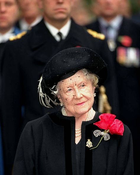 The Queen Mother at Westminster Abbey for a remembrance service in 1998. Queen Elisabeth, The Queen Mother, Queen Mum, English Royal Family, Royal Uk, Hm The Queen, Reine Elizabeth Ii, Prinz Harry, Royal Family England