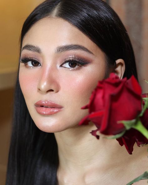 27.5k Likes, 276 Comments - Jelly Eugenio (@jellyeugenio) on Instagram: “More Nadine? Yes, please ✨ @michaelleyva_ @joannagee @paulnebres #makeupbyjellyeugenio…” Nadine Lustre Makeup, Evening Wedding Makeup, Nadine Lustre Fashion, Lady Luster, Illustration Model, Human Body Organs, Gold Makeup Looks, Alexa Demie, James Reid