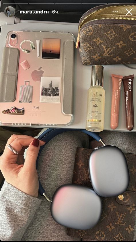 Traveling Aesthetic Airport, Aesthetic Travel Plane, Traveling Airplane Aesthetic, Coquette Travel Aesthetic, Longchamp Aesthetic, Bag Airport, Travel Girl Aesthetic Airport, Everyday Bag Essentials, Aesthetic Objects