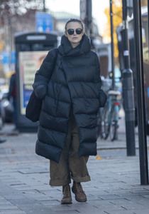 Keira Knightley – Celebrities in Down Jackets Long Puffer Coat Street Style, Long Puffer Jacket Outfit Winter Style, Long Black Puffer Coat Outfit, Black Puffer Coat Outfit, Puffer Coat Street Style, Long Puffer Coat Outfit, Puffer Jacket Street Style, Puffer Jacket Outfit Winter Style, Long Puffer Jacket Outfit