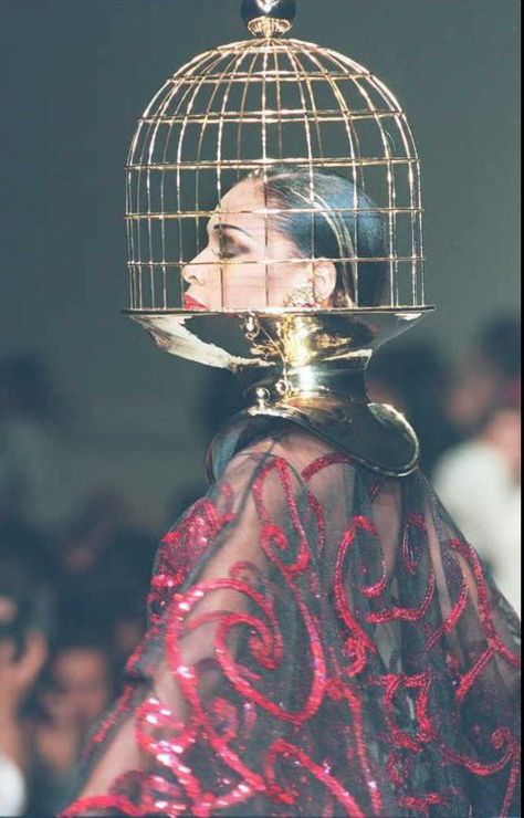 . French First Lady, Posture Collar, Caged Bird, Carla Bruni, Weird Fashion, Bird Cages, Innovative Fashion, Artist Style, Paco Rabanne