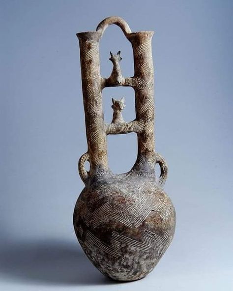 Bronze Age Tools, Cycladic Art, Ideas Ceramica, Ceramica Ideas, Bronze Age Civilization, Color Madera, Cerámica Ideas, Ancient Pottery, Prehistoric Art