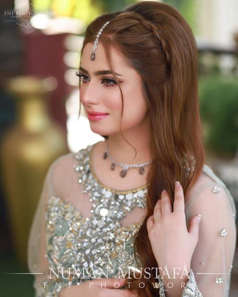 Kashees Hairstyle, Pakistani Wedding Hairstyles, Long Hair Designs, Hairstyles For Gowns, Light Makeup Looks, Hairstyle Examples, Cool Hairstyles For Girls, Haircuts For Long Hair With Layers, Bridal Makeup Images