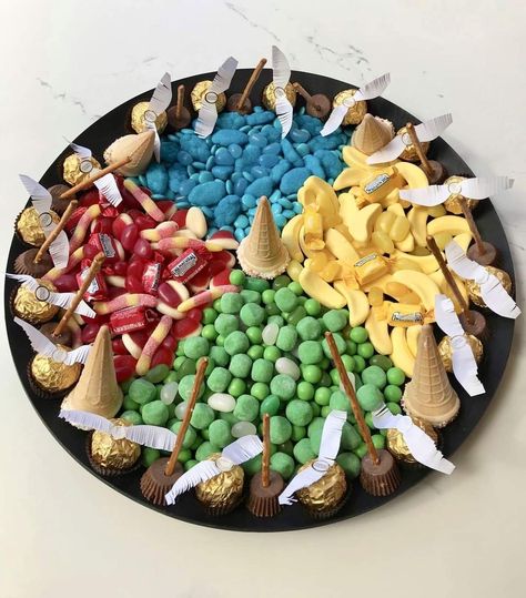 Harry Potter Pizza Party, Harry Potter Snack Board, Harry Potter Snacks Ideas Parties, Harry Potter Snacks Ideas, Harry Potter Buffet, Harry Potter Charcuterie, Harry Potter Charcuterie Board, Harry Potter Tea Party, Tort Harry Potter