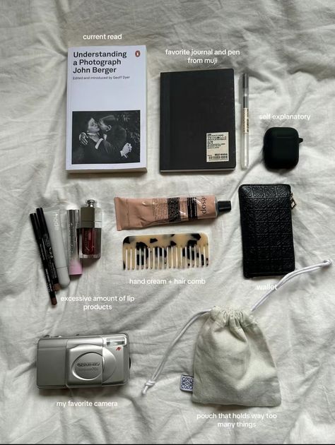 Inside Bag Aesthetic, What’s In My Purse, What's In My Bag Aesthetic, Camera Pouch, Everyday Bag Essentials, What's In My Purse, School Bag Essentials, Inside My Bag, Purse Essentials