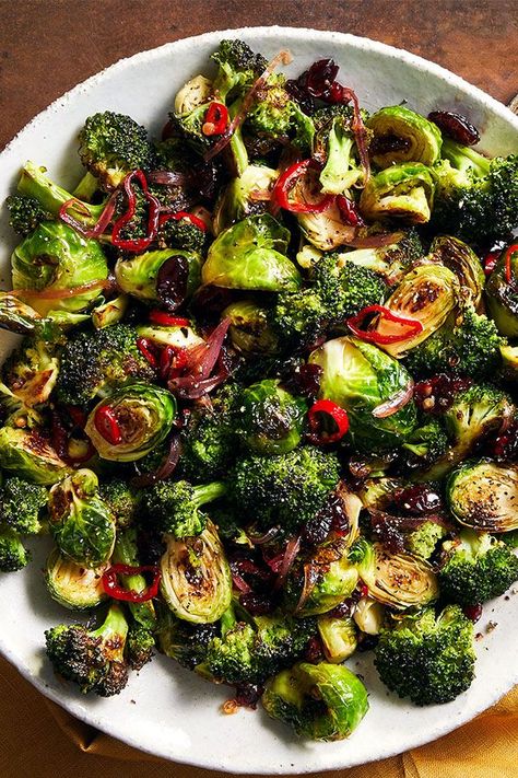 This quick and easy 30-minute side dish recipe incorporates brussels sprouts, broccoli and cranberries to create the ultimate fall recipe. Whether you’re looking to eat this broccoli recipe as a side dish, appetizer, snack, light lunch or Thanksgiving recipe, it’s a great choice for a Thanksgiving recipe.#sidedishes #thanksgivingrecipes #broccolirecipes #brusselssproutsrecipes Fall Green Vegetable Recipes, Fall Broccoli Recipes, Broccoli Brussel Sprouts Recipes, Broccoli For Thanksgiving, Winter Veggies Recipes, Thanksgiving Greens Sides, Vegetable Sides Thanksgiving, Vegetarian Thanksgiving Dishes, Broccoli And Brussel Sprouts Recipe