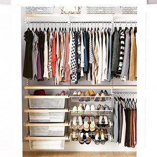 Um lugar apenas para pendurar camisas significa que você pode usar todo o espaço abaixo para racks e gavetas. | 21 Brilliantly Organized Closets That Will Make You Want To Clean Elfa Closet System, Best Closet Systems, Closet Shelving System, Closets Ideas, Diy Closet System, Master Closets, Elfa Closet, Closet Diy, Closet Planning