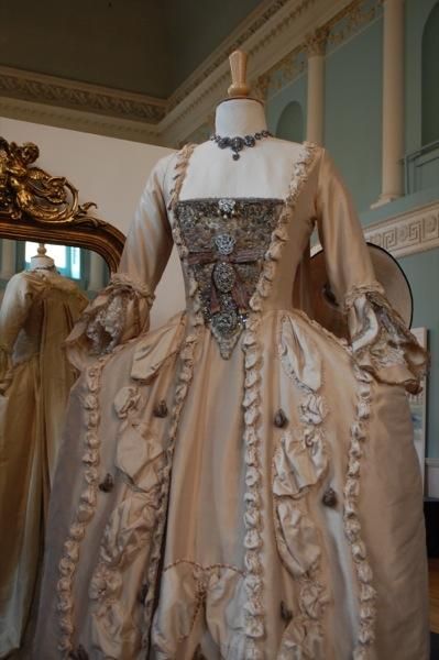 Roccoco Dresses, Mideval Dress, 18th Century Dresses, Historical Gowns, Rococo Dress, Old Dress, Antique Dresses, 18th Century Dress, Rococo Fashion