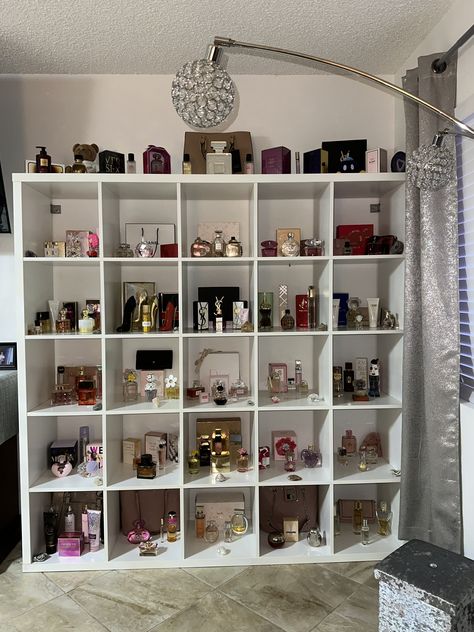 Fragrances Aesthetic, Perfumes Collection, Room Organization Bedroom, Perfume Organization, Luxury Closets Design, Beauty Room Decor, Closet Room, Vanity Room, Girly Room