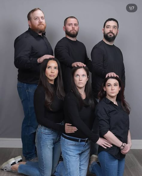 If Penney Photo Shoot, Funny Friend Group Pictures 4 People, Group Awkward Photos, Funny Group Photo Ideas, Awkward Family Christmas Photos, Crazy Family Photos, Funny Group Poses, Funny Sibling Photoshoot Ideas, Cringe Family Photos