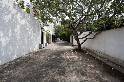 Outside Geoffrey Bawa's house, Colombo | Flickr - Photo Sharing! Bawa Architecture, Bawa House, Geoffrey Bawa, Green Architect, Twin House, Tropical Architecture, Architecture Model House, Minimal House Design, Colonial Architecture