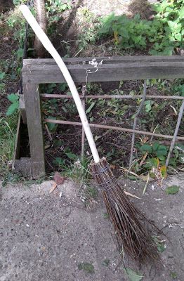 Make A Besom, Medieval Farming, Besom Broom, Woodworking Hacks, Wiccan Crafts, Pagan Crafts, Woodwork Projects, Hedge Witch, Witchy Crafts