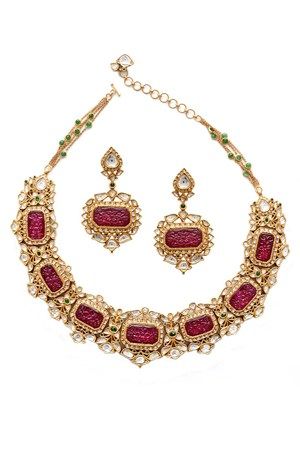 Amrapali gold necklace and earrings set with carved rubies and diamonds. Mugal Jewellery, Nizam Jewellery, Classy Jewellery, Ruby Quartz, Beautiful Objects, Chandbali Earrings, Polki Jewellery, India Jewelry, Indian Wedding Jewelry