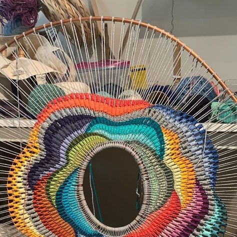 Mandala Weaving, Circle Weaving, Yarn Art Projects, Circle Loom, Round Weaving, Circular Weaving, Weaving Loom Diy, Weaving Loom Projects, Yarn Wall Art