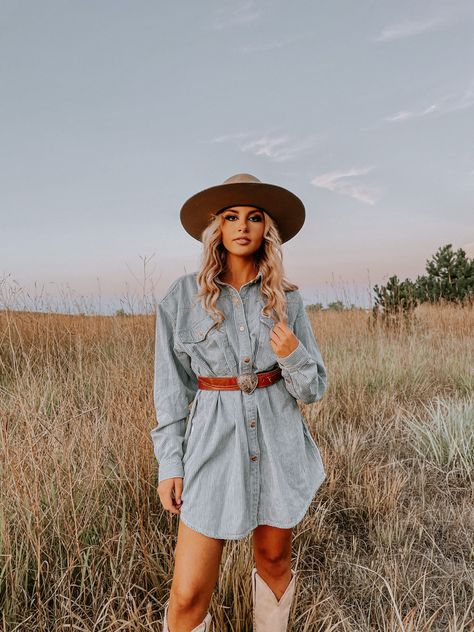 Western Overall Outfits Women, Western Going Out Outfit Summer, Classy Country Aesthetic, Graduation Outfit Ideas Western, Western Shirt Dress Outfit, Cowgirl Headshots, Cute Western Dresses, Feminine Western Outfits, Western Outfits Dress