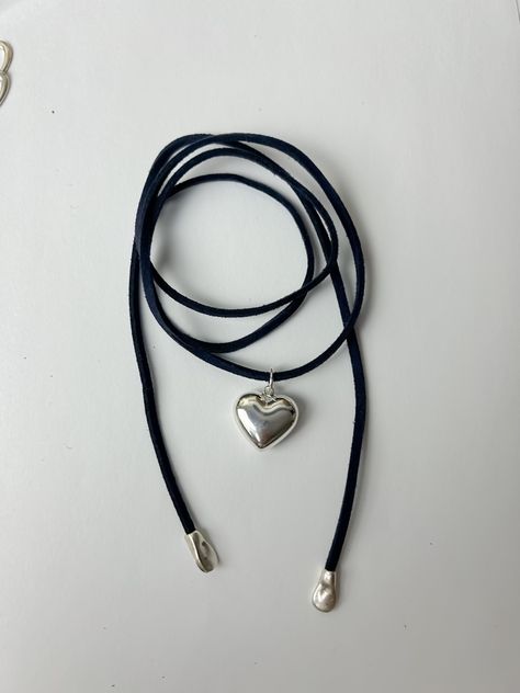 #necklace #heart #handmadejewelry #necklaceoftheday Chokers Aesthetic, Ideas Emprendimiento, Grey's Anatomy Doctors, Necklace Heart, Love Necklace, Christmas Wishlist, Greys Anatomy, Old Money, Leather Cord