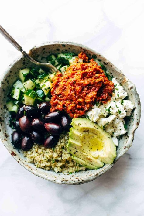 Mediterranean Quinoa Bowls with Roasted Red Pepper Sauce Recipe - Pinch of Yum Mediterranean Quinoa, Pepper Sauce Recipe, Buddha Bowls Recipe, Paprika Sauce, Roasted Red Pepper Sauce, Dream Food, Red Pepper Sauce, Buddha Bowls, Resep Diet