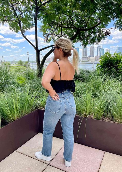 Best Jeans For Short Women Body Types, Best Jeans For Short Curvy Women, Jeans For Short Curvy Women, Best Jeans For Short Women, Jeans For Short, Best Petite Jeans, Short Curvy, Straight Jeans Outfit, Popular Jeans