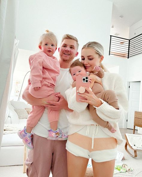 Aspyn And Parker, Aspyn Ovard, Family Picture Poses, Instagram Family, Mommy Baby, 2nd Baby, Picture Poses, Family Pictures