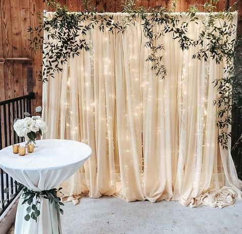 White Photo Backdrop With Greenery, White Sheer Backdrop, Chiffon Photo Backdrop, Sleek Bridal Shower Decor, Indian Engagment Ideas, Diy Wedding Table Backdrop, Wedding Picture Backdrop Receptions, Wedding Partition Wall, Triple Arch Wedding