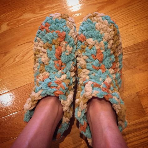 Oh My Goodness!! These are the most comfy slippers!! So soft and warm…and they work up so quickly! I found the pattern for these wonderful Cloud 9 Slippers here at The Lavender Chair while pe… Crochet Blanket Yarn, Lavender Chair, The Lavender Chair, Crochet Converse, Crocheted Slippers, Easy Crochet Slippers, Slipper Pattern, Crochet Slipper, Slippers Crochet