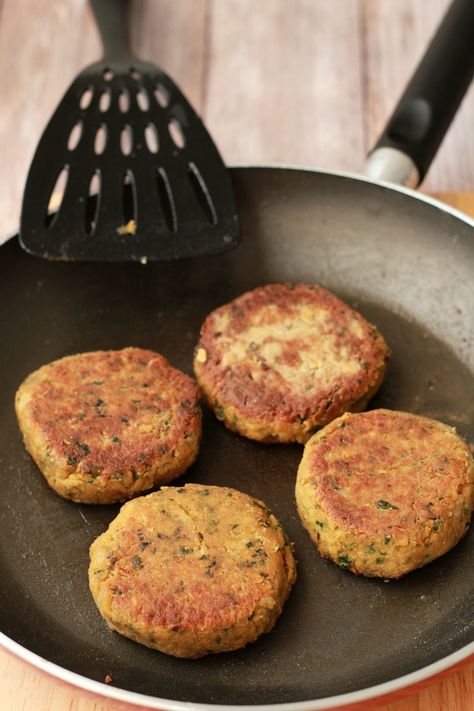 Vegan Chickpea Burger, Vegan Chickpea Recipes, Chickpea Burgers, Vegan Patties, Chickpea Patties, Veggie Patties, Chickpea Burger, Mediterranean Meals, Veggie Burgers Recipe