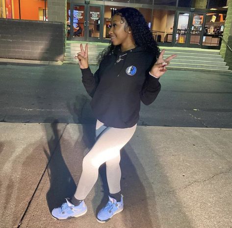 Unc Blue 4s Outfit, Outfits With Jordan University Blue, Unc 4s Outfit Women, Blue 4s Outfit, University 4s Outfit, University Blue Jordans Outfit, Winter Swag Outfits, Simple Baddie Outfits, Jordan 4 Outfit Women