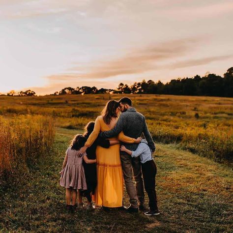 Fall Photoshoot Family, Outdoor Family Photoshoot, Big Family Photos, Family Photo Poses, Fall Family Portraits, Family Photoshoot Poses, Family Photoshoot Ideas, Outdoor Family Photography, Family Portrait Poses