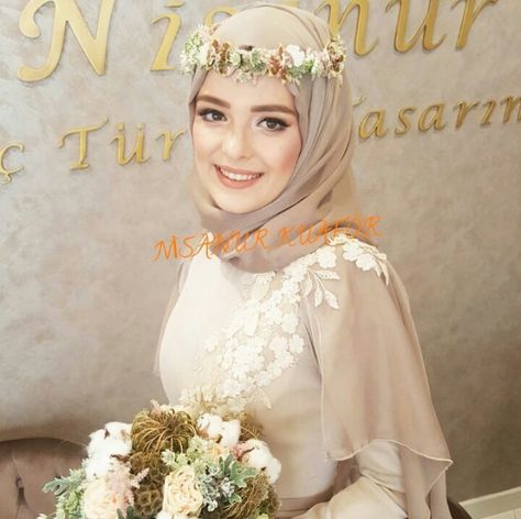 Hijabi Wedding Dress, Hijab Brides, Hijabi Wedding, Wedding Hijab Styles, Maxi Frocks, Belle Cosplay, Flower Headpiece Wedding, Arabian Dress, Wedding Dress Suit