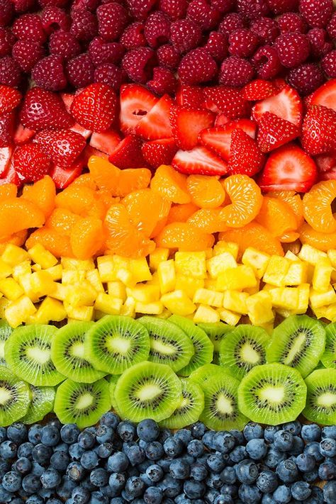 ley de semejanza 1: Los elementos que son similares tienden a agruparse. Vegetable Photography, Fruit Hacks, Easy Fruit Pizza, Rainbow Things, Fruit Trays, Culinary Art, Fruit Wallpaper, Rainbow Food, Fruit Photography