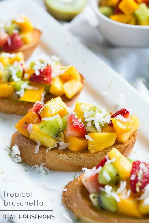 Topical Bruschetta is a refreshing fruity twist on the classic bruschetta and takes just minutes to throw together! Tropical Appetizers, Brushetta Appetizers, Classic Bruschetta, Wedding Appetizers, Tropical Food, Bruschetta Recipe, Food Displays, Flamingo Party, Catering Food