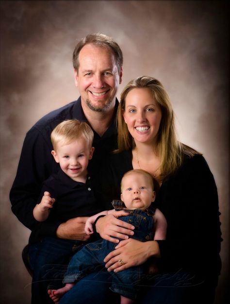 Family Potraits Idea With Baby, Brown Portrait, Family Portrait Studio, Studio Family Portraits, Family Potrait, Family Photo Studio, Family Portrait Outfits, Family Studio Photography, Family Photos With Baby