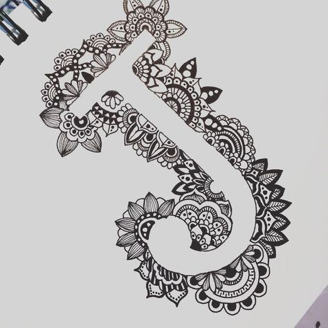 Monogram letter J in black and white zentangle #doodle #doodleart #floraldoodle Black And White Zentangle, Zentangle Kunst, Arte Doodle, Zentangle Doodle, Mandala Doodle, Easy Mandala Drawing, Mandala Art Therapy, Doodle Art Drawing, Sharpie Art