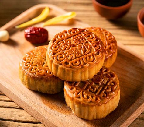 Easy Mooncake Recipe, Moon Cake Festival, Chinese Moon Cake, Mooncake Recipe, Cake Festival, Chinese Candy, Mooncake Festival, Whiskey Cake, Moon Cakes